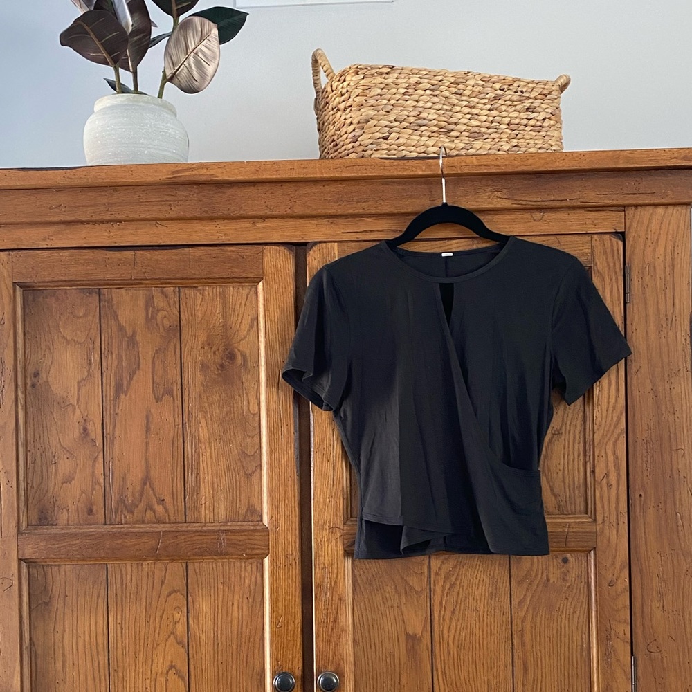 Lululemon women’s black short sleeve crisscross crop top! Like new. No wear.